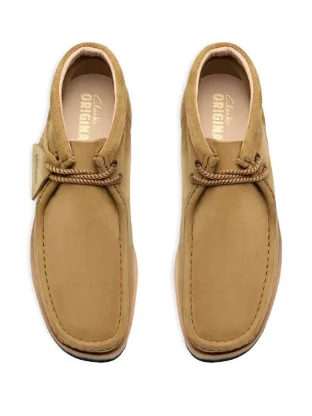 Велурени боти Clarks Originals с връзки кафяво