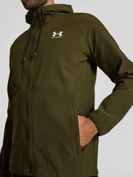 Wiatrówka o kroju regular fit z nadrukiem z logo Under Armour