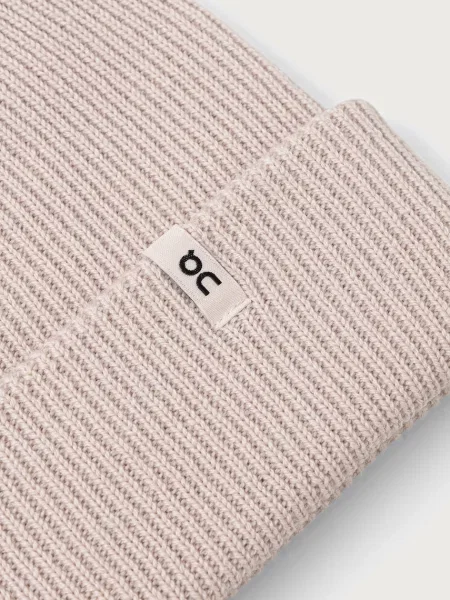 On czapka beanie z wełny merino beżowa