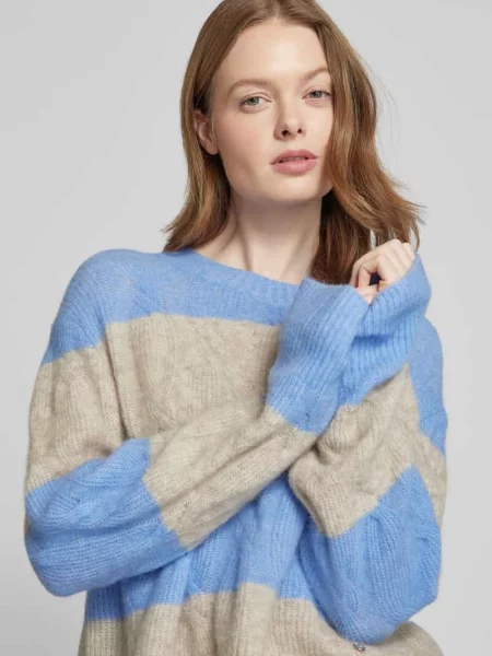 Sweter z dzianiny ze ściegiem warkoczowym model ‘ARYNA AIDY’ Mos Mosh