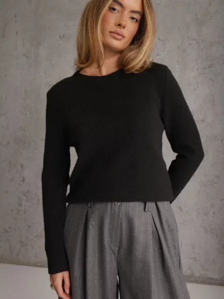 Prosty Sweter Casual z Dzianiny z Wełną o Puszystej Strukturze Divara czarny