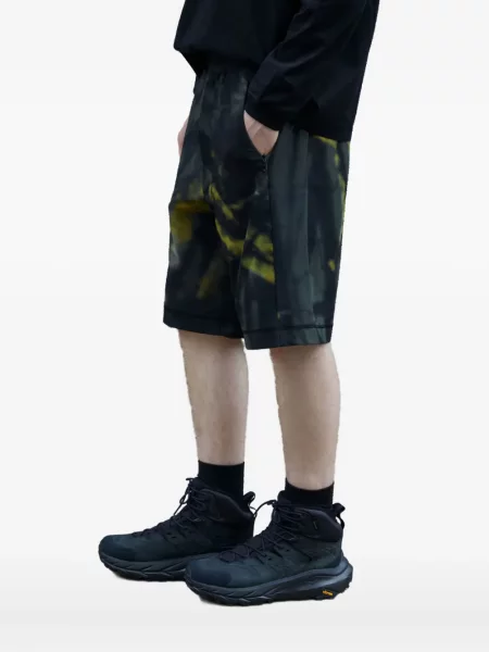 Pantaloni scurți Moos Studio cu imagine cu model camuflaj negru