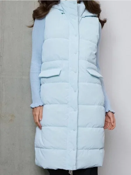 Стьобаний puffer жилет із відстібним капюшоном блакитний