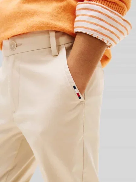 Chinos o kroju regular fit z mieszanki bawełny Tommy Hilfiger beżowe