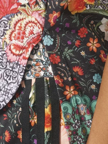 Legginsy Adidas do biegania z nadrukiem z dekoltem w serek czerwone