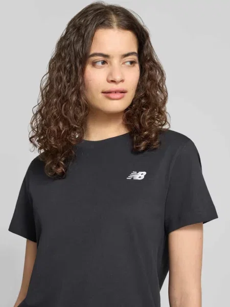 T-shirt w kroju regular fit z haftowanym logo New Balance czarna