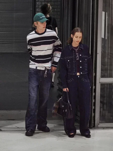 Bershka Kurtka Jeansowa O Krótszym Kroju Z Ćwiekami Kobieta L granatowy