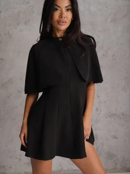 Rochie ajustată în stil elegant cu narzutka tip pelerină Agatea neagră