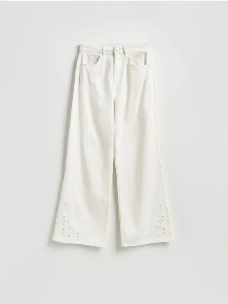 Reserved Jeansy wide leg z ażurowym wzorem biały