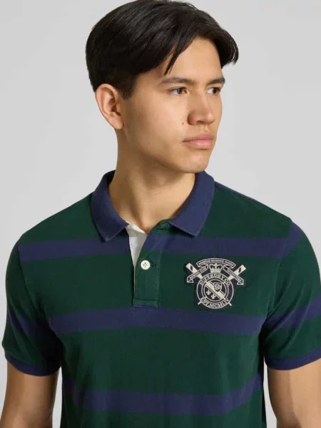 Koszulka polo w kroju slim fit z naszytym logo i zapięciem na Superdry