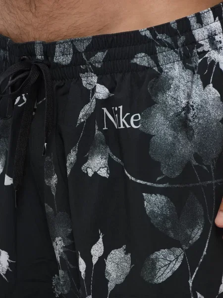Scurt chiloți Nike cu imagine cu model floral negru