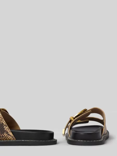 Klapki ze sprzączką i detalem z logo model ‘ARCH’ Steve Madden