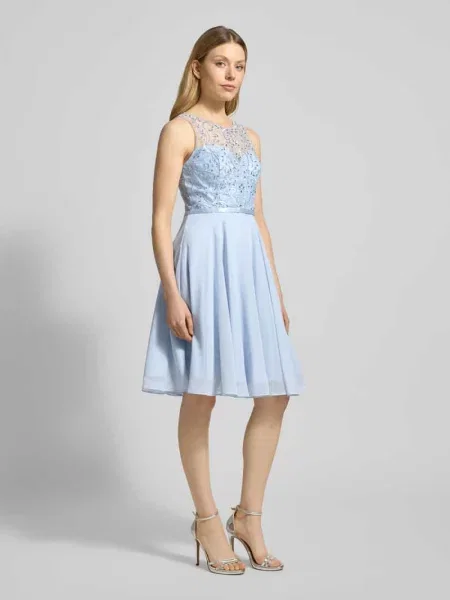 Sukienka koktajlowa z obszyciem z kamieni stras Luxuar Fashion