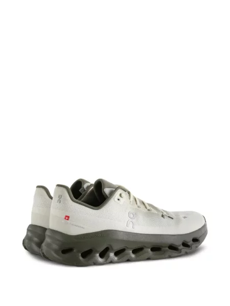 Sneakerși On