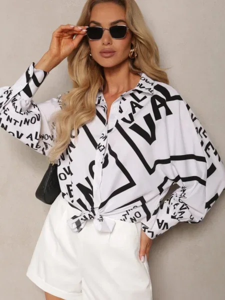 Biało-Czarna Koszula z Długim Rękawem i Ozdobnymi Napisami Wiązana na Dole Vikna biała