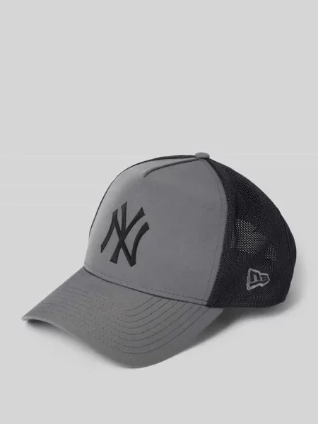 Czapka z daszkiem typu trucker z regulowanym zapięciem na patkę na tyle New Era