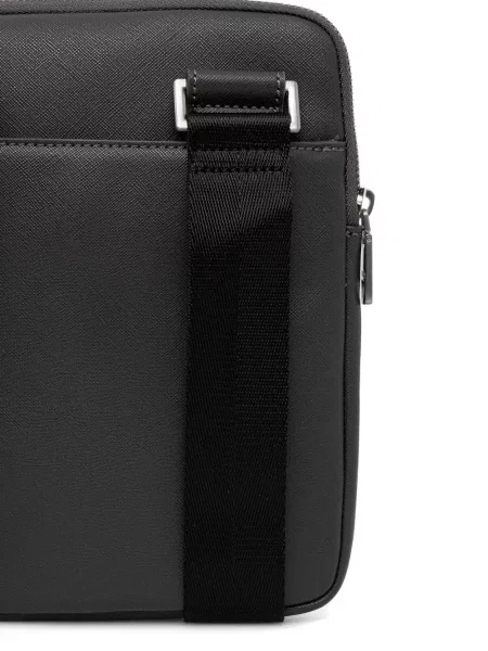 Crossbody taška Guess s autogramem černá