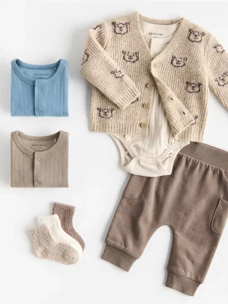 Reserved Sweter z domieszką wełny kremowy