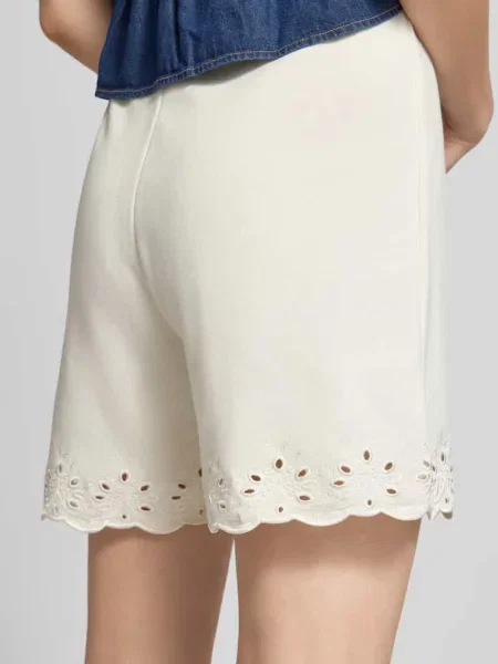 Szorty dresowe o kroju comfort fit z mieszanka bawełny model CHILLI SUMMER' Pieces białe