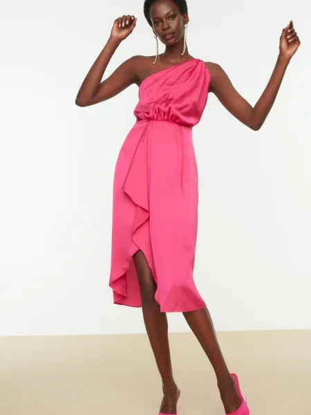 Satynowa sukienka midi Trendyol różowa