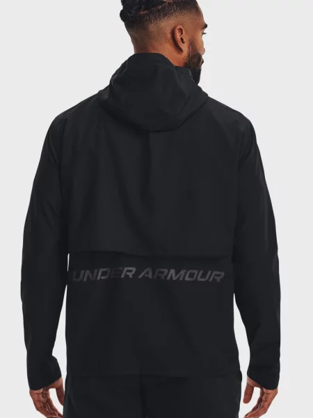 Вітровка Under Armour з капюшоном для бігу чорна