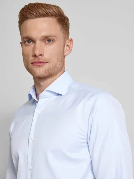 Koszula biznesowa o kroju slim fit z drobnego twillu Boss błękitna