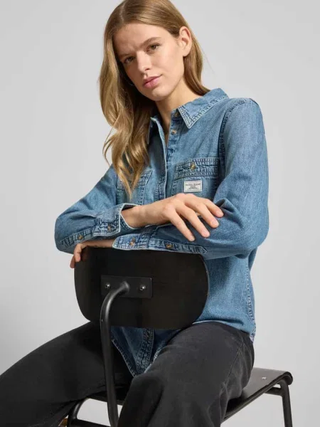 Koszulowa bluzka jeansowa o kroju regular fit w denimowym wyglądzie Guess Jeans niebieska