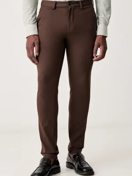 BOSS pantaloni slim fit pentru bărbați cu maro