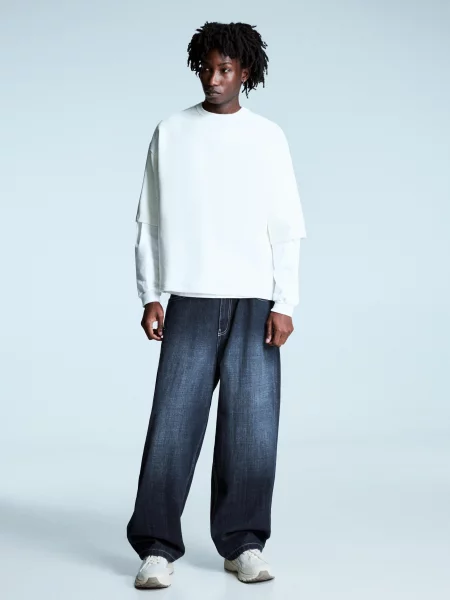 Bershka Jeansy O Kroju Super Baggy Z Naszywką I Ćwiekami Mężczyzna 32 granatowy