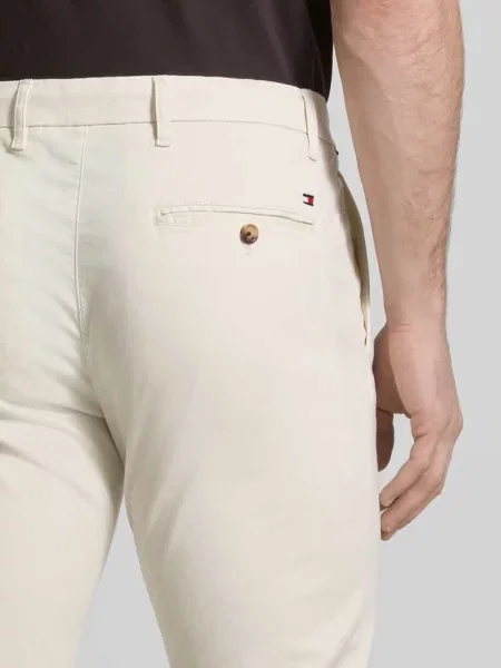 Chinos o kroju slim fit z mieszanki bawełny model BLEECKER' Tommy Hilfiger białe