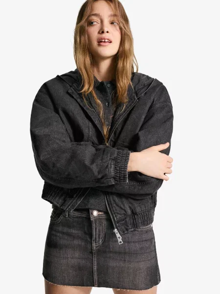 Bershka Jeansowa Kurtka Bomber Z Kapturem I Ćwiekami Kobieta S czarny