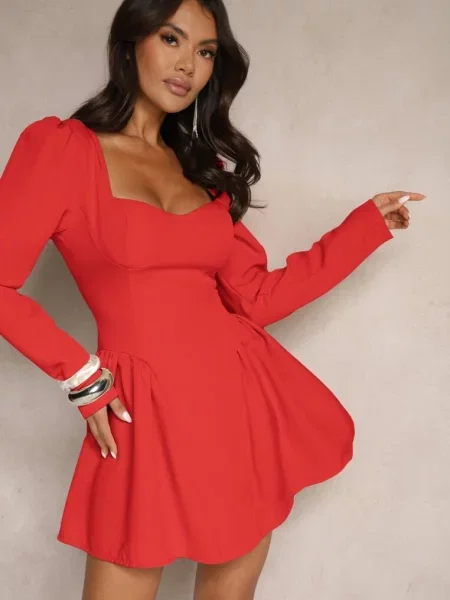 Rozkloszowana Sukienka Koktajlowa z Gorsetową Górą i Falbankami Arisora czerwona