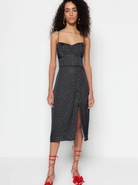 Sukienka midi Trendyol w grochy czarna