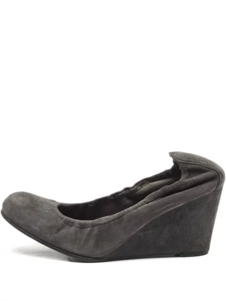 Czółenka Stuart Weitzman zamszowa na koturnie szara