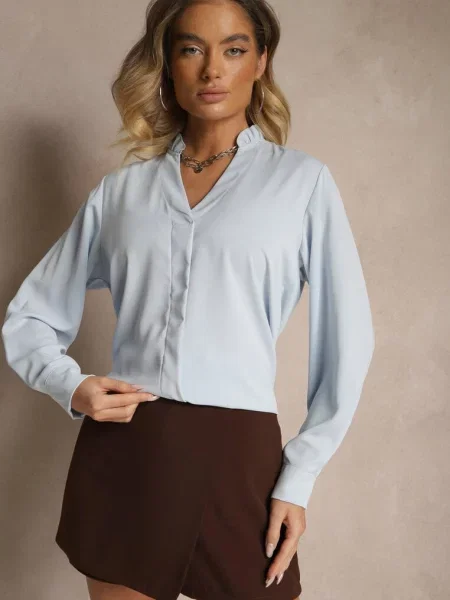 Jasnoniebieska Bluzka z Dekoltem w Kształcie Litery V Zdobionym Falbanką Davissia niebieska