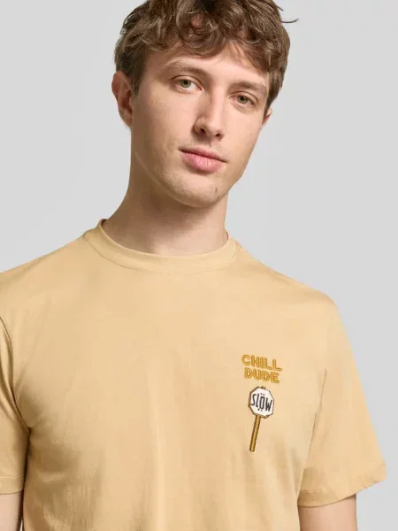 T-shirt w kroju regular fit z haftem statement model Kameron' Blend beżowa