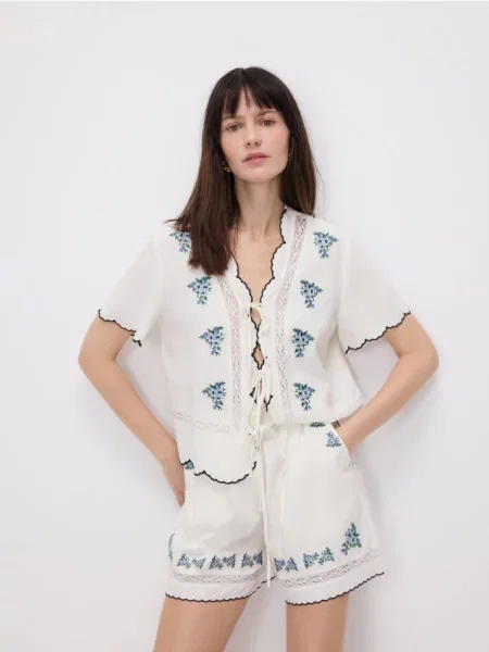 Reserved Джинсові шорти з вишивкою білий