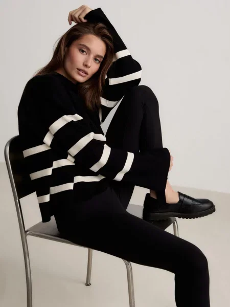 Sweter z długim rękawem regularny krój Perfect Knit czarny w paski biały