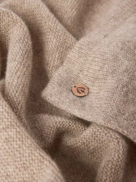 Szal z detalem z logo Fraas