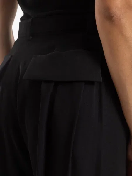 Cu centură pantaloni Sacai negru