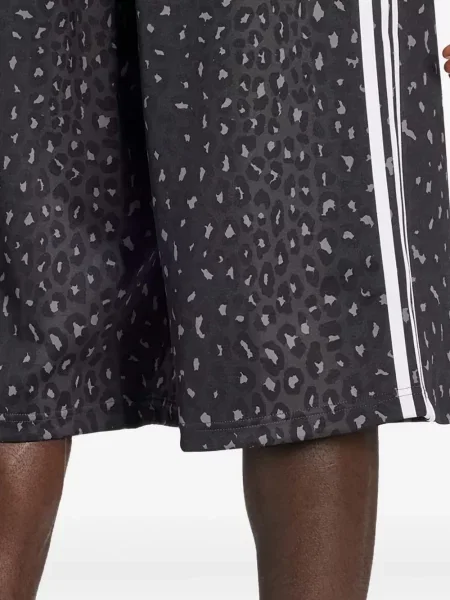 Pantaloni scurți Adidas cu model leopard din piele alb