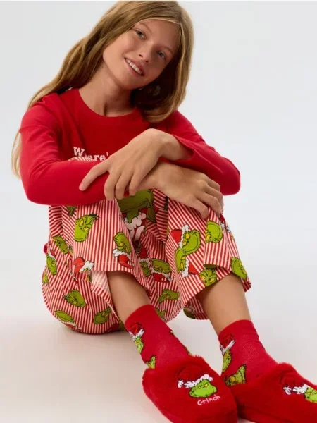 Sinsay Nazouvací pantofle z imitace kožešiny Grinch červená