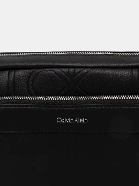 Calvin Klein Válltáska Emblem Aop Emboss Camera Bag fekete