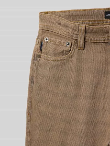 Jeansy o kroju straight fit z naszywką z logo model ‘Iron’ Jack & Jones beżowe
