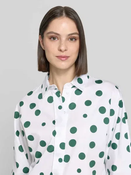 Bluzka koszulowa o kroju relaxed fit z rękawem o dł. Christian Berg Woman biała