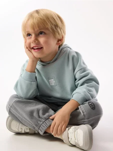 Reserved teplákové nohavice svetlošedá