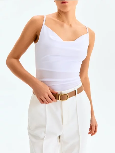 Гладкий ремінь з металевою пряжкою коричневий