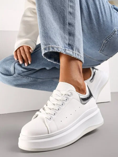 Sneakers Albi-Argintii pe Talpă Groasă cu Perforare și Ornamente Ursuleț de Cauciuc Aireth alb