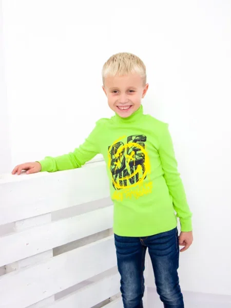 Гольф водолазка носи своє зеленая