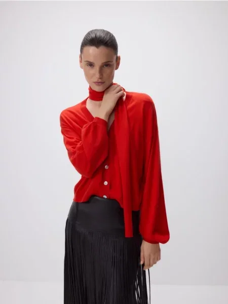 Reserved Pulover cu fular roșu